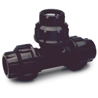 Komprimerande tee-koppling av svart plaströr med gängade anslutningar i varje ände.