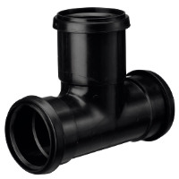 T-formad rörkoppling av svart plast som används för VVS- eller dräneringssystem.