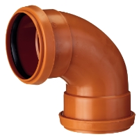 Brun plaströrskoppling, används för VVS- eller dräneringssystem, vinklad i 90 grader.