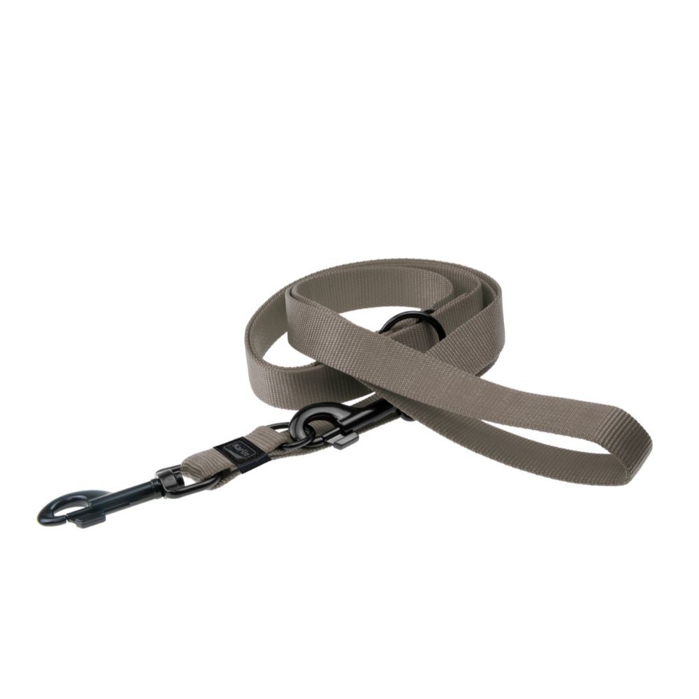 Hundkoppel MIXMATCH T.LINE 10MM KOKSGRÅ, grått nylonkoppel med metallspänne, lindat på vitt.