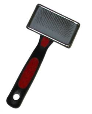 KARDA MED METALLBAKSIDA: svart och röd rektangulär borste med fina metallborsthår.