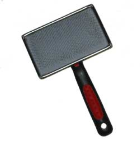 KARDA MED METALLBAKSIDA: rektangulär borst för husdjur med svart handtag och rött grepp.