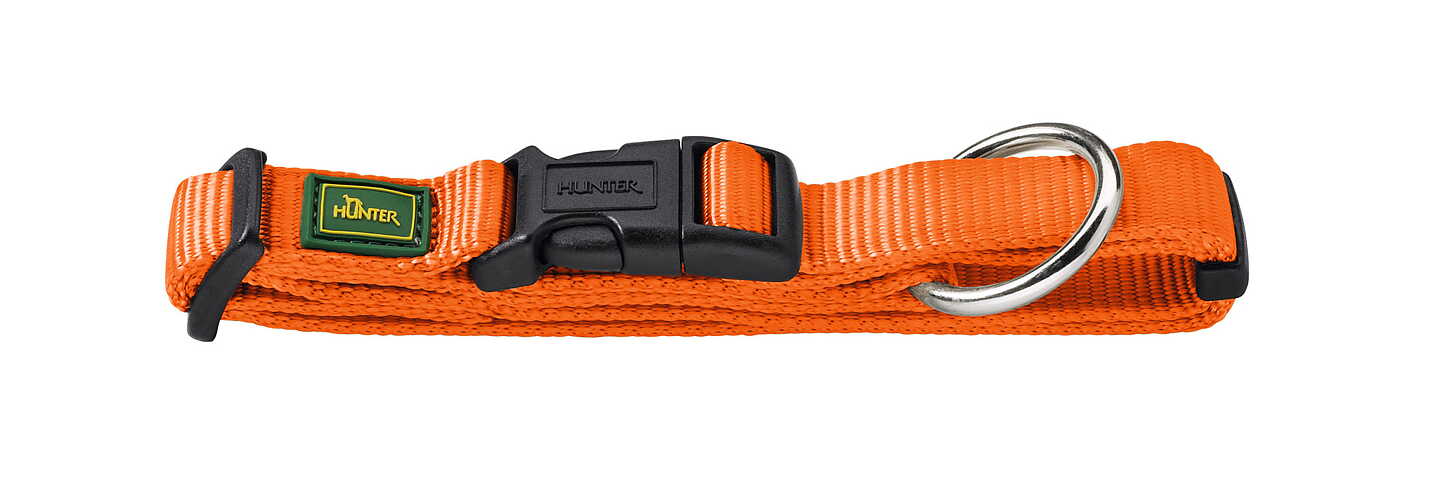 HUNTER Vario Plus halsband orange M-L med svart spänne, D-ring i metall och grön etikett.