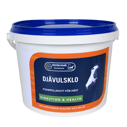 Vit hink med blått lock märkt DJÄVULSKLO 600 G hästtillskott för matsmältningen.