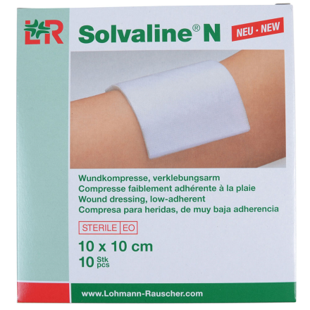 Låda med SOLVALINE KOMPRESS 10CMX10CM 10 ST/FP, vit kudde applicerad på en arm.