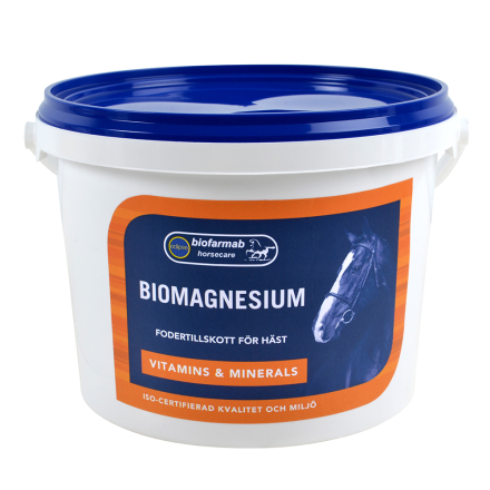 Vit och blå BioMagnesium 1,5 kg hästtillskott hink med en hästbild.