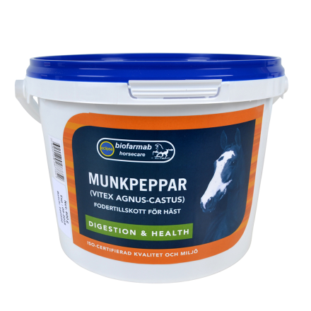 Vit hink med blått lock märkt Munkpeppar - 600gr för hästens matsmältning och hälsa.