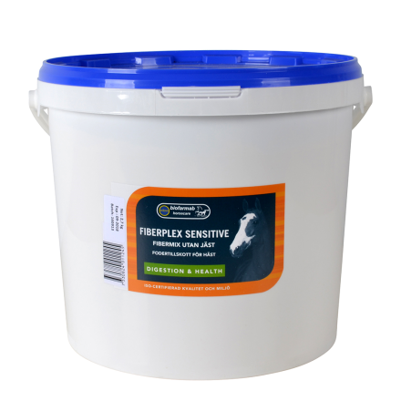 Vit hink med blått lock märkt FIBERPLEX SENSITIVE 2,4 KG hästtillskott.