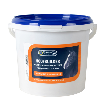 Vit hink med blått lock märkt HOOFBUILDER hästtillskott, med en bild på en häst.
