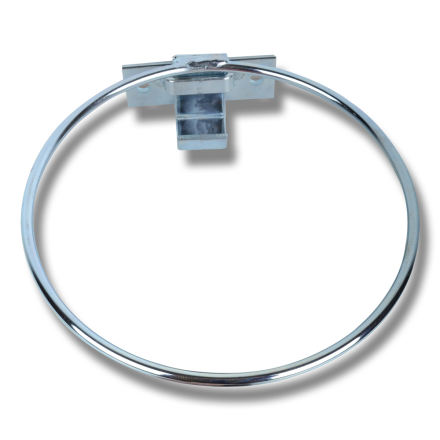 HINKHÅLLARE 250MM är en handduksring i silverfärgad metall med ett toppmonterat väggfäste.