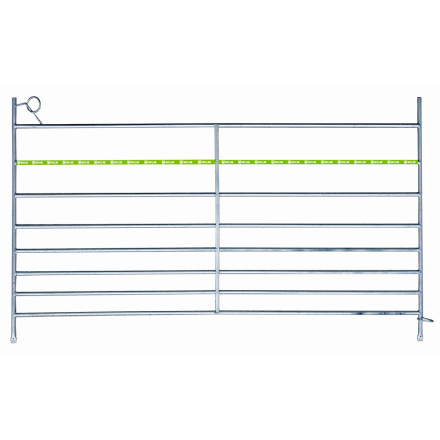 FÅRGRIND 2,0M gårdsgrind i metall med horisontella galler och grönt måttband spänt över.