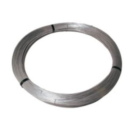 Järntråd förzinkad arrangerad i en cirkulär spole mot en vit bakgrund.