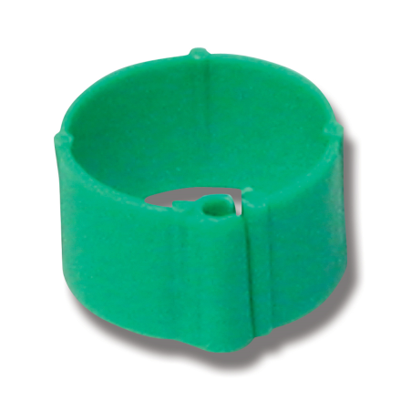 Grönt ringformat föremål av plast med en liten skåra och upphöjda kanter, mot en vit bakgrund.