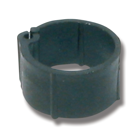 Cirkulär klämma i svart plast med en öppen sida, mot vit bakgrund.