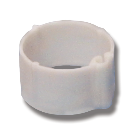 Cylindrisk ring av vit plast med skåror, visad på en vit bakgrund.
