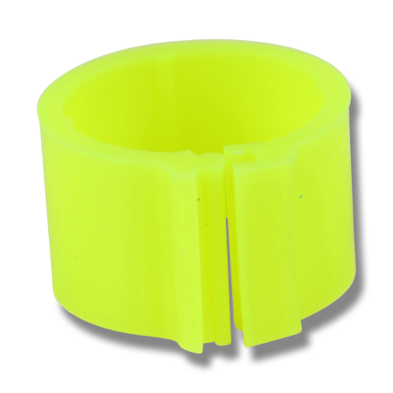 Ljusgul plastklämma med delad öppning, mot vit bakgrund.