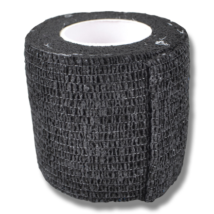 En rulle svart självhäftande tejp för idrott eller medicinsk lindning.