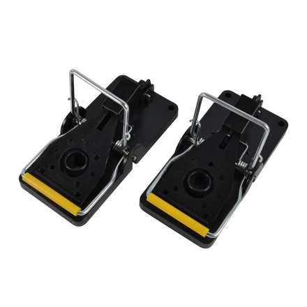 MUSFÄLLA WILLAB SLAG 2-PACK: Två svarta musfällor i plast med gula kuddar och metallfjädrar.