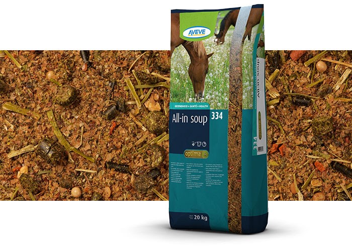 Påse med Aveve All-in Soup hästfoder med en närbild av foderblandningen i bakgrunden.