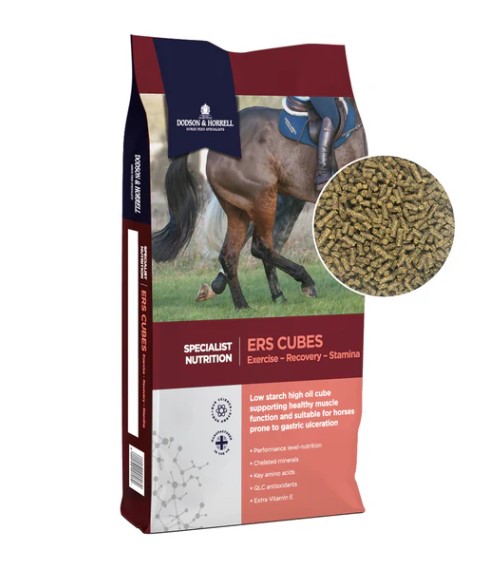 D&H ERS Cubes - 20 kg påse med hästfoder med en närbild av pelletsinnehållet.