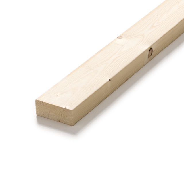 Virke 45*120 C24 plank med slät, ljus yta på vit bakgrund, 34,95kr/m.