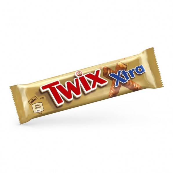 Twix Xtra i guldförpackning mot en vit bakgrund.