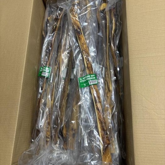 Tjurmuskel hel ca70cm tuggpinnar i genomskinliga påsar, förpackade i en stor pappkartong.