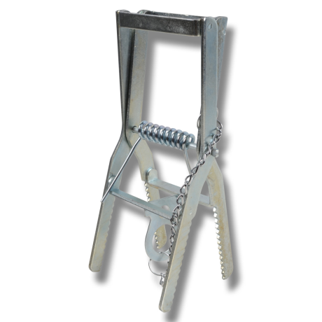 SORK- OCH MULLVADSFÄLLA GALVANISERAD fjäderfälla med tandade käkar mot vit bakgrund.