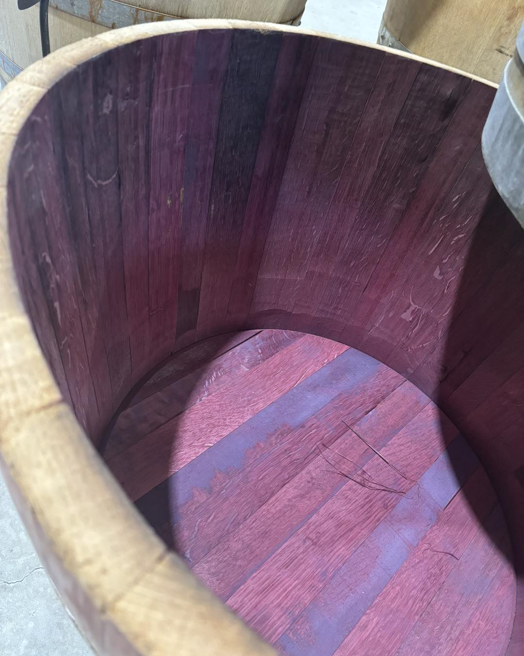 En trätunna med en yta av trä.