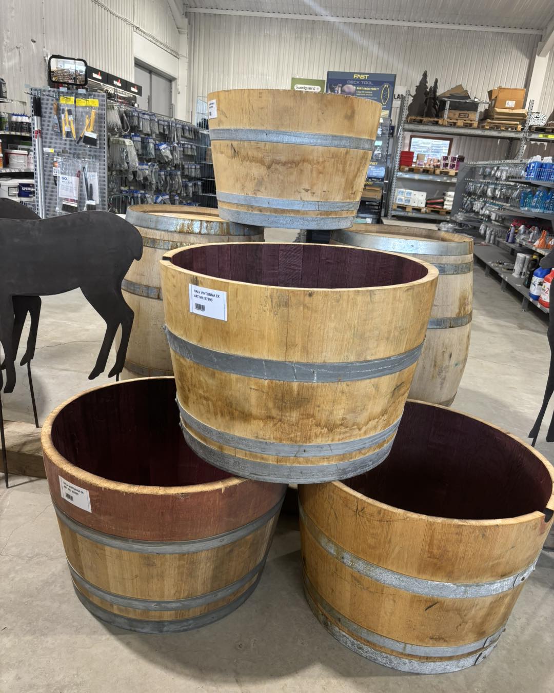 En grupp trätunnor staplade på varandra i en butik.