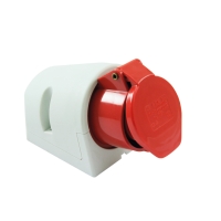 Rött industriellt eluttag monterat på en vit plastbas.