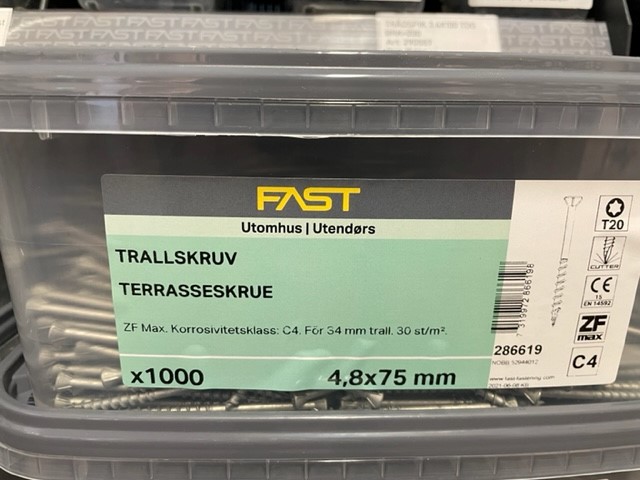 Låda med Trallskruv 4,8x75 ZFMAX HNK-1000, 1000 st, märkt på svenska och norska.