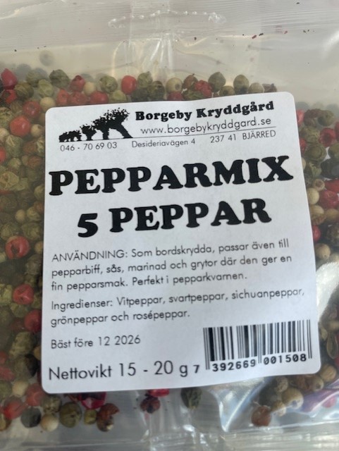En påse Peppar mix - 5peppar med etikett.