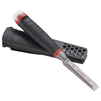 STÄMJÄRN HDC 16 trämejsel med svart och rött handtag bredvid sitt skyddshölje.