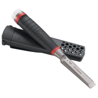 STÄMJÄRN HDC 18 trämejsel med svart och rött handtag bredvid ett svart bladskydd.