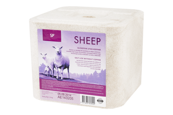 Ett vitt Saltsten SP Får, 10 kg saltblock för får med en etikett som visar två får.