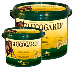 Två gröna och gula burkar med Glucogard hästtillskott med hästbild på etiketten.