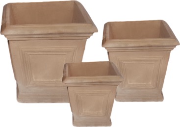 Tre Kruka Terracotta fyrkantig planteringskärl i olika storlekar, placerade sida vid sida.