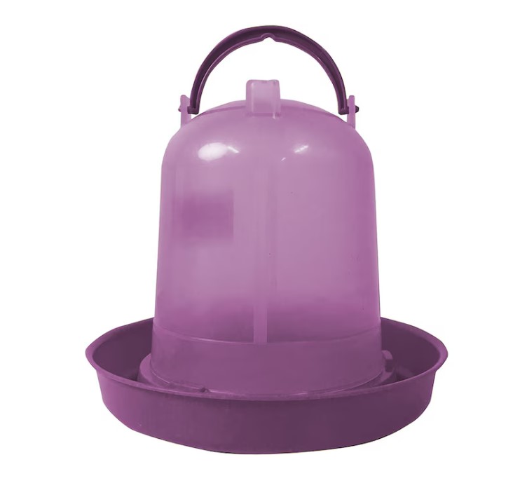 Lila fjäderfävattnare i plast med handtag och cirkulär bottenbricka.