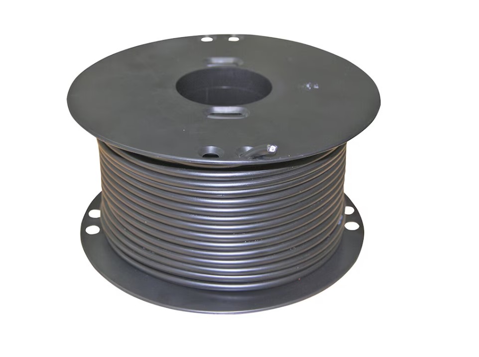 En 25 m rulle Matarkabel + 1,6 mm dubbelisolerad, svart, mot vit bakgrund.