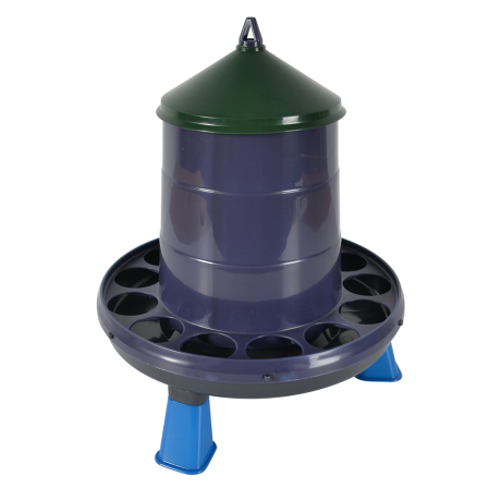 FODERAUTOMAT ÅTERVUNNEN PLAST: lila och grön foderautomat med blå ben, cirkulär bricka.