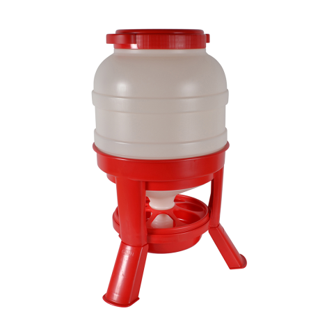 FODERAUTOMAT 30KG plastvattnare för fjäderfä med röd bas och tre ben.