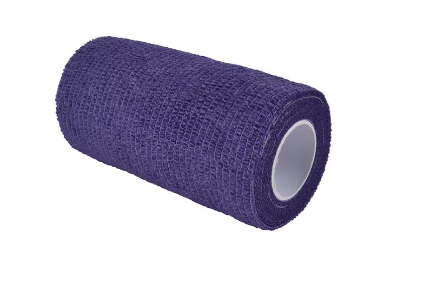 En rulle Flexlinda lila kohesivt bandage mot en vit bakgrund.