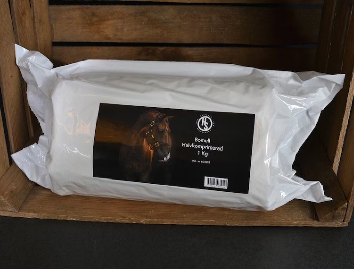 Bomull Halvkomprimerad 1kg med hästetikett i trälåda.