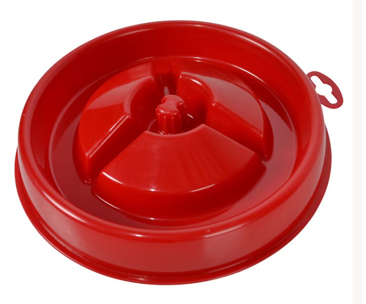 Röd Vattenautomat till pet-flaska med upphöjda partier och handtagsflik på sidan.