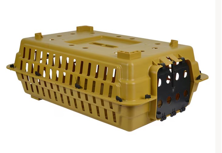 Transportbur för kyckling: rektangulär gul plast, ventilationsslitsar och svart dörr.