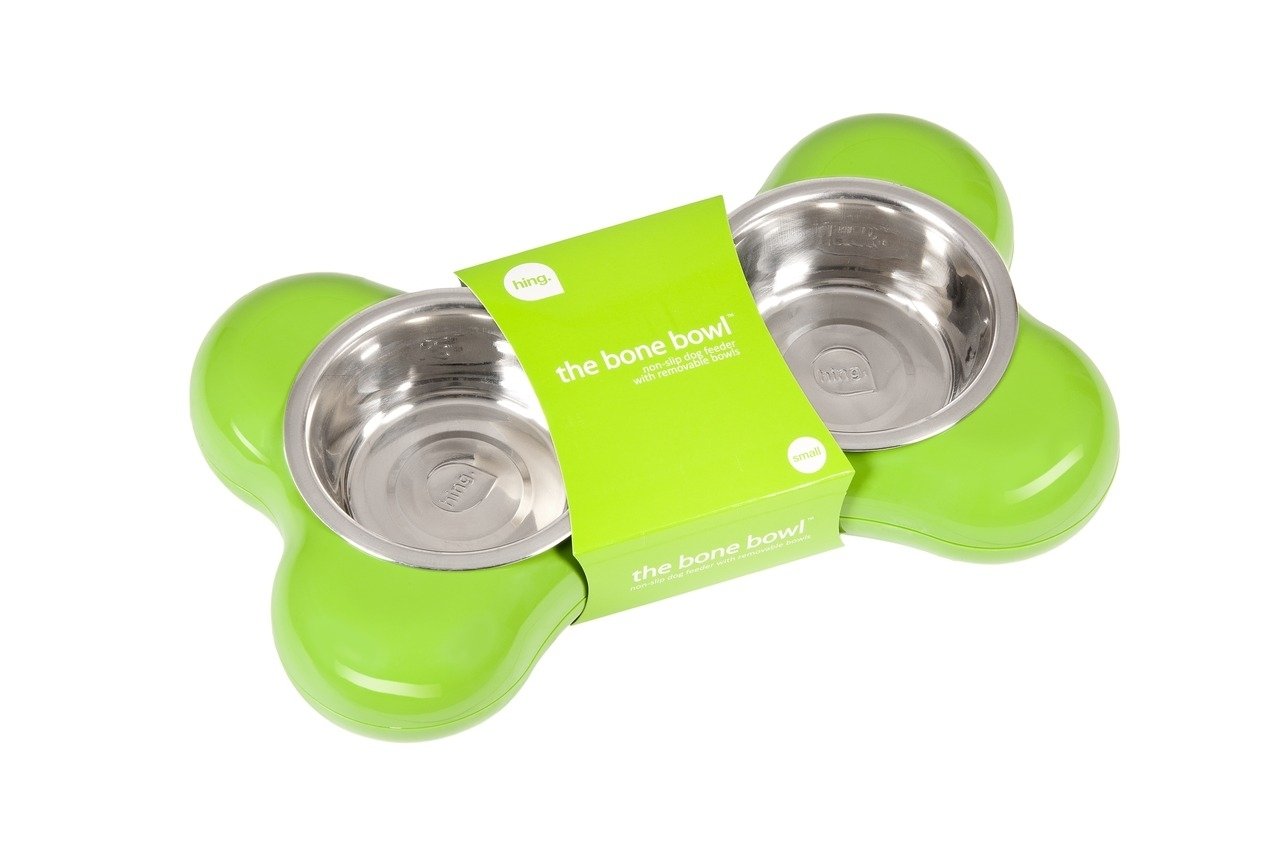 Dog Bone Bowl Small, Green, består av två skålar i rostfritt stål i en benformad hållare.