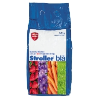 En blå STROLLER BLÅ TRÄDGÅRDSGÖDSEL 3,5KG väska med jordgubbar, blommor, morötter och gräs.