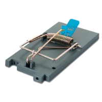 Ett 4-pack MUSFÄLLA BRAVE M4 råttfällor i grå plast med metallfjädrar och blå beteshållare.