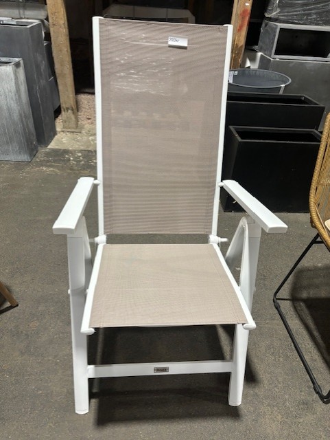 Hopfällbar stol vit med sits och rygg i beige mesh, visad inomhus på ett betonggolv.